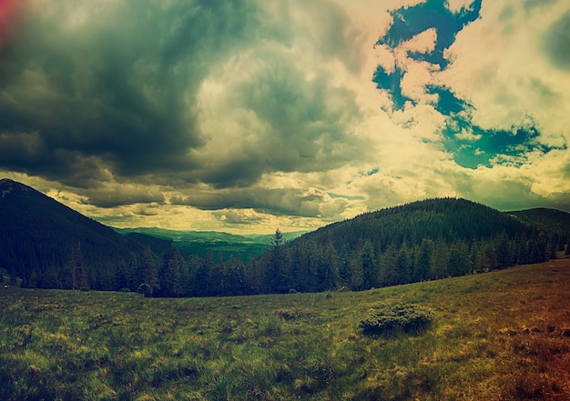 Karpaten Sommer Vintage Landschaft mit blauem Himmel und Wolken