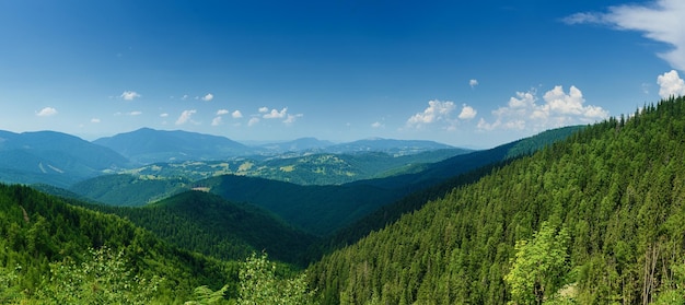 Karpaten Sommerlandschaft mit blauem Himmel und Wolken, natürlicher Hintergrund. Panoramablick