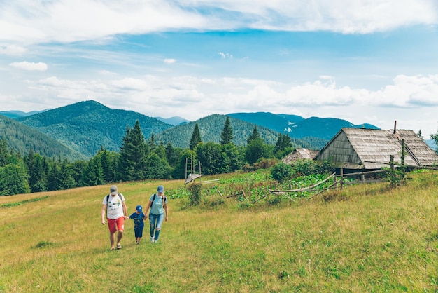 Karpaten Ukraine 5. August 2018 Familie mit drei Personen zu Fuß durch die Karpaten