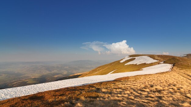 Karpaten Ukraine Berge bei Sonnenuntergang Schöne Naturlandschaft im Sommer