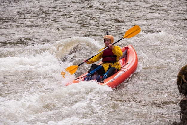 Karpaten Ukraine Mai 012015Rafting-Team, das die Wellen spritzt, Rafting-Extrem- und Fun-SportGruppe von Menschen mit Guide Wildwasser-Rafting und Rudern auf Riverrafting-BootExtremsport