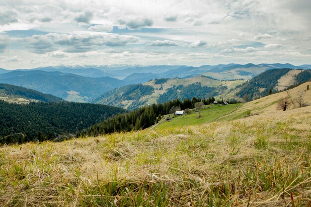 Karpatengebirge Draufsicht Landschaftskamm Sommersaison dramatische Wetterzeit mit bewölktem blauem Himmel