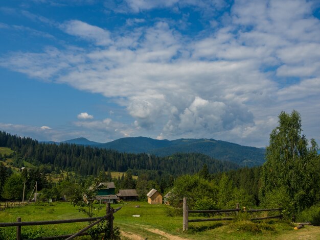 Karpatenlandschaft mit bewölktem Himmel