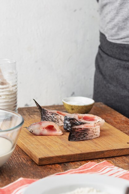 Karpfensteaks in der Hauptküche kochen