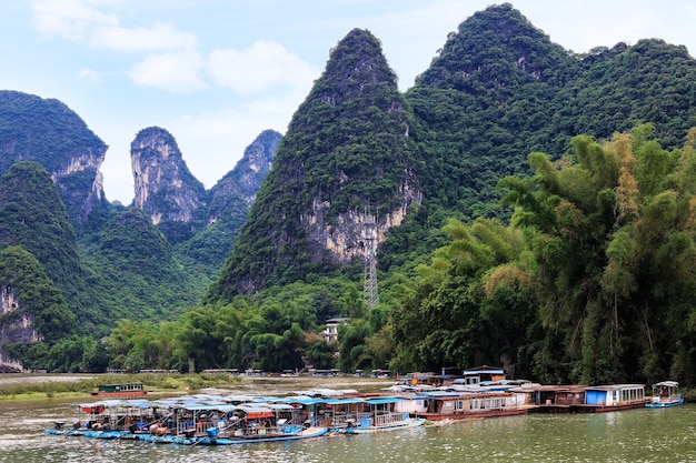 Karstgipfel in der Stadt Xingping und Ausflugsboote auf dem Li-Fluss, bekannt als Lijiang-Fluss.