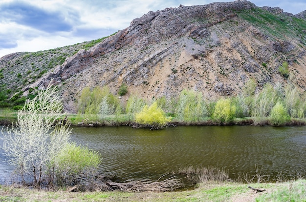 Karstsee am Fuße des Nos-Gebirges Südlicher Ausläufer des Karamuruntau-Kamms Ural Das Bild wurde in Russland in der Region Orenburg im Bezirk Saraktasch aufgenommen