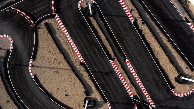 Kartbahn aus der Luft von oben Rennstrecke für Autorennen von oben Autorennen Asphalt und Kurve Grand-Prix-Straßenkurs Asphalt-Rennstrecke aus der Luft