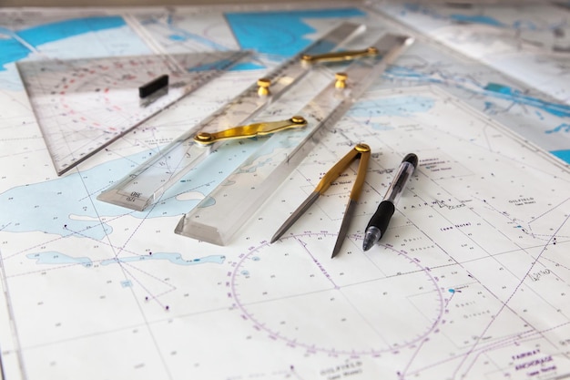 Karten des Schiffes zum Zeichnen Plotter Trennliner und Stift Nahaufnahme