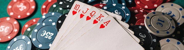 Karten mit Royal Flush auf den Chips im Pokerspiel