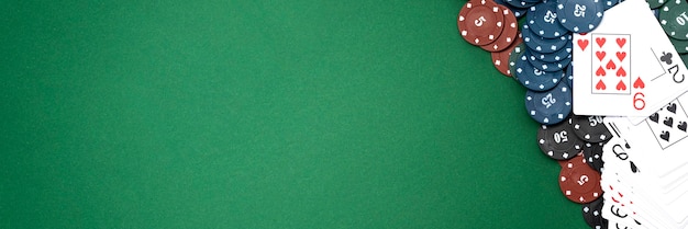 Karten und Pokerchips auf einem grünen Hintergrund.