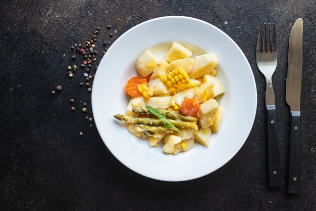 Kartoffel gedünstet Gemüseeintopf Ragout Hausmannskost kein Fleischmahlzeit Snack auf dem Tisch Kopie Raum