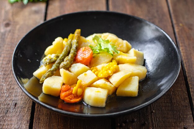 Kartoffel gedünstet Gemüseeintopf Ragout Hausmannskost kein Fleischmahlzeit Snack auf dem Tisch Kopie Raum