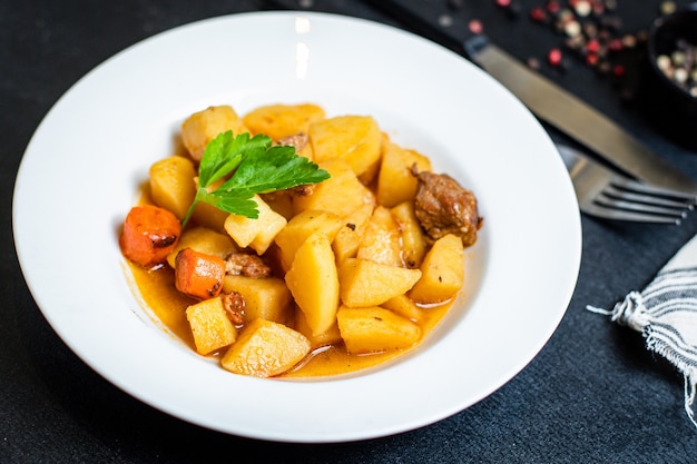 Kartoffel gedünstetes Gulasch und Fleischbraten zweite Gang Gemüse Portion