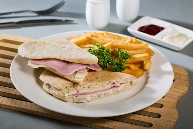 Foto kartoffel und brot mit einem schönen teller