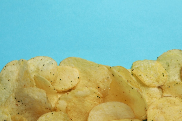 Kartoffelchips auf blau