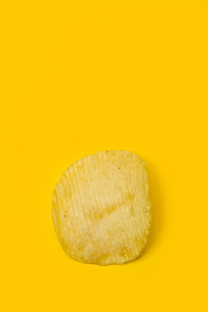 Kartoffelchips auf gelbem Grund