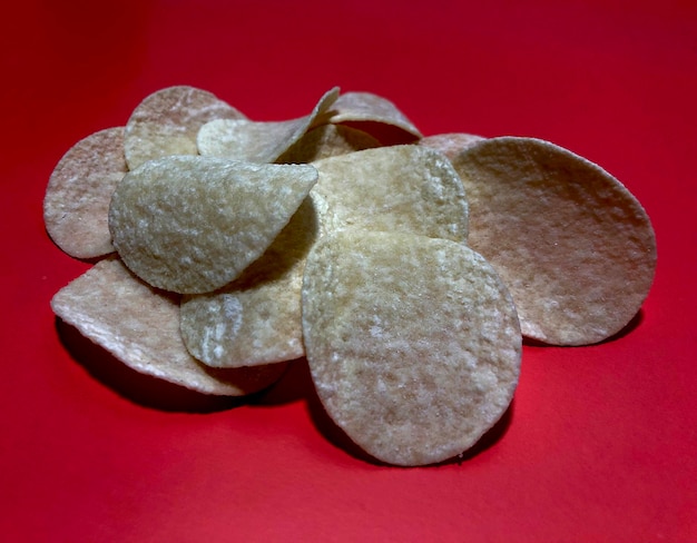 Foto kartoffelchips auf rotem hintergrund