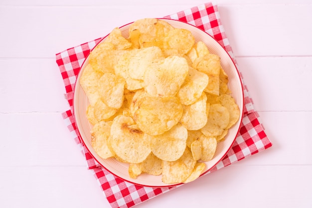 Kartoffelchips auf Teller