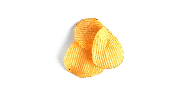 Kartoffelchips auf Weiß