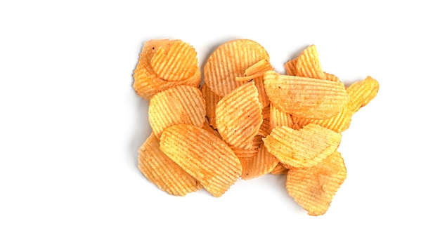 Kartoffelchips auf Weiß