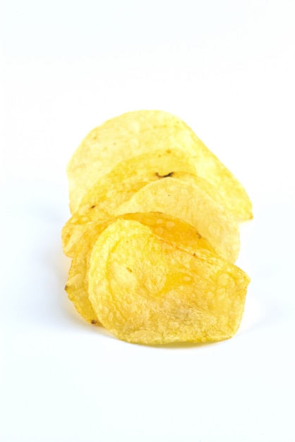 Kartoffelchips auf weiß