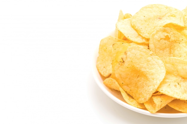 Kartoffelchips auf weißem Hintergrund