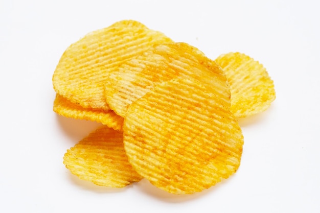 Kartoffelchips auf weißem Hintergrund