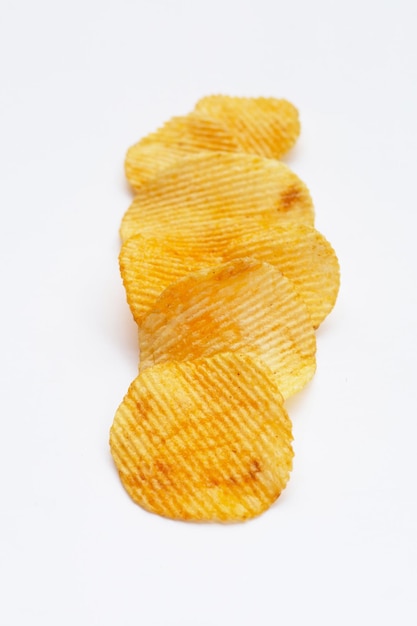 Kartoffelchips auf weißem Hintergrund