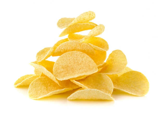 Kartoffelchips auf weißem Hintergrund