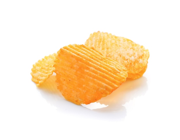 Kartoffelchips auf weißem Hintergrund