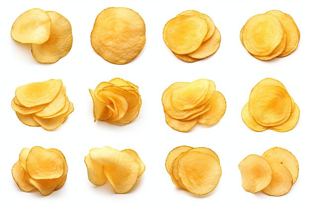 Kartoffelchips auf weißem Hintergrund