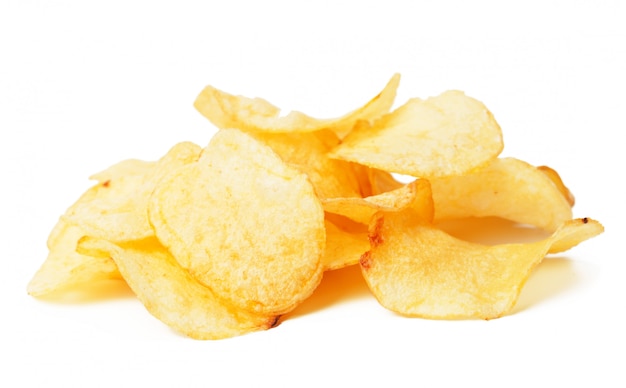 Kartoffelchips getrennt auf Weiß