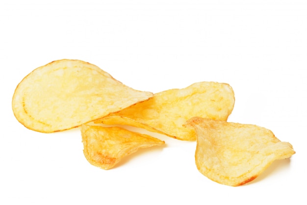 Kartoffelchips getrennt auf Weiß