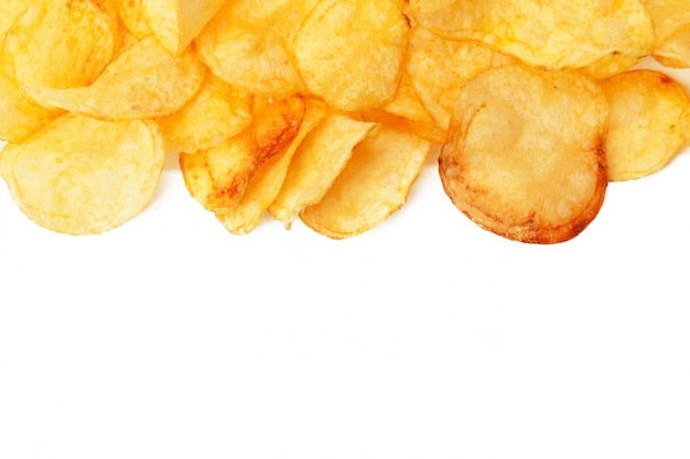 Kartoffelchips getrennt auf Weiß