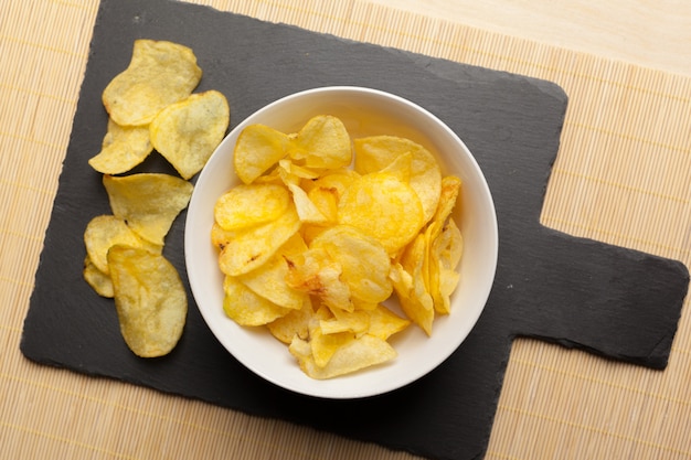 Kartoffelchips in der Schüssel auf einem Tisch