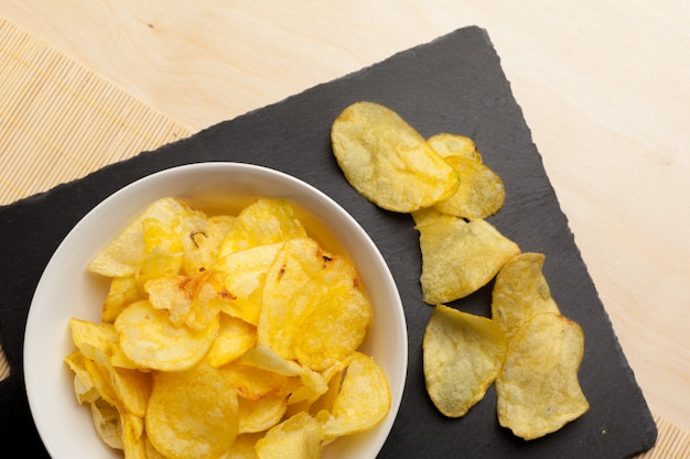 Kartoffelchips in der Schüssel auf einer Tabelle