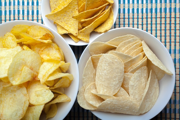 Kartoffelchips in der Schüssel auf einer Tabelle