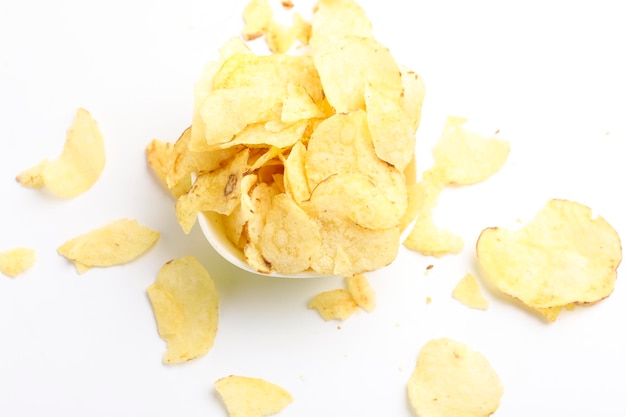 Kartoffelchips in der Schüssel auf weißem Hintergrund