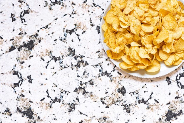 Kartoffelchips in einer Schüssel Biersnacks auf Steinhintergrund