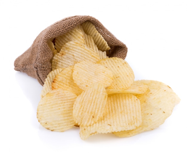 Kartoffelchips in Jute auf weißer Wand