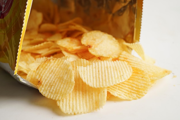 Kartoffelchips in offener Tüte leckeres BBQ-Gewürz würzig für Chips dünne Scheibe frittierter Snack schnell