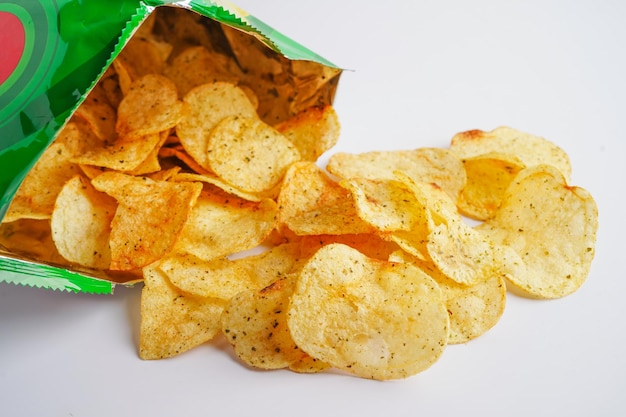 Kartoffelchips in offener Tüte leckeres BBQ-Gewürz würzig für Crips dünne Scheibe frittierter Snack Fast Food in offener Tüte