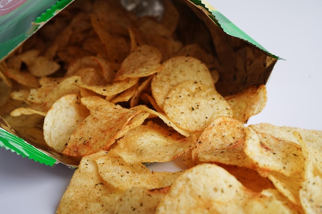 Kartoffelchips in offener Tüte leckeres BBQ-Gewürz würzig für Crips dünne Scheibe frittierter Snack Fast Food in offener Tüte