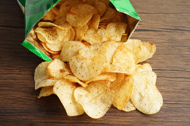 Kartoffelchips in offener Tüte leckeres BBQ-Gewürz würzig für Crips dünne Scheibe frittierter Snack Fast Food in offener Tüte