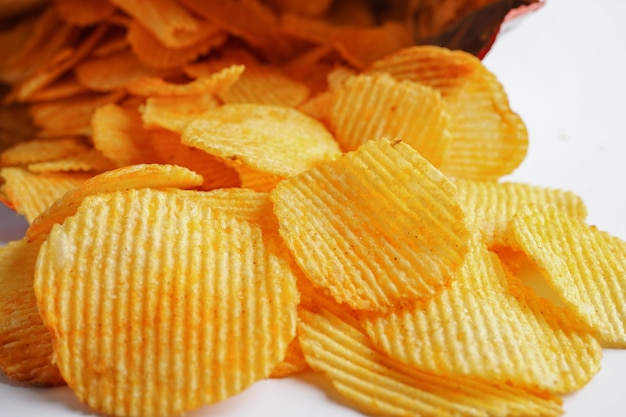 Kartoffelchips in offener Tüte leckeres BBQ-Gewürz würzige Chips dünne Scheibe frittierter Snack Fast Food