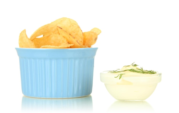 Kartoffelchips in Schüssel und Soße isoliert auf Weiß