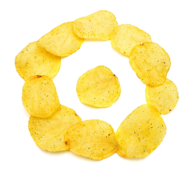 Kartoffelchips isoliert auf weißem Hintergrund. Flache Lage, Ansicht von oben. Chips runde Form Blume