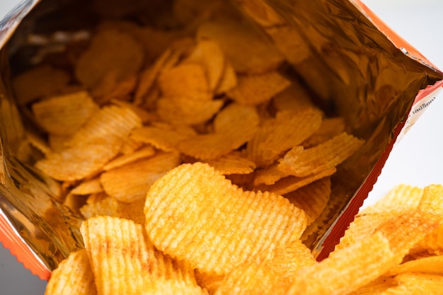 Kartoffelchips köstliche BBQ-Gewürze scharf für Crips dünne Scheibe tief gebratene Snack Fastfood in offener Tüte