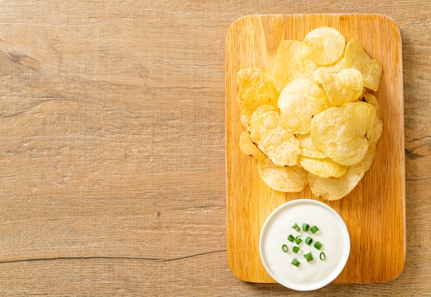 Kartoffelchips mit Sauerrahm-Dip