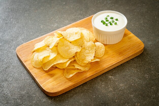 Kartoffelchips mit Sauerrahm-Dip